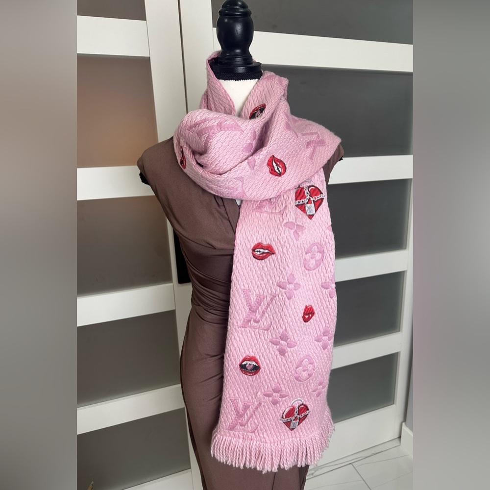 SOLD Louis Vuitton Logomania Lucky Charm scarf - 🧣 limited edition